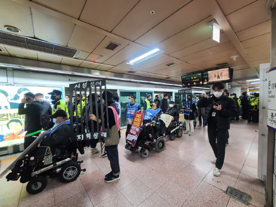 지난달 17일 서대문역에서 시위 중인 전장연.